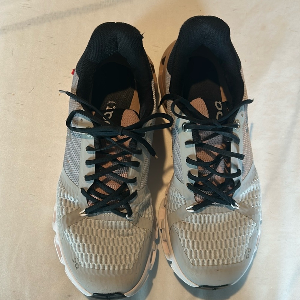 On Cloud Rosewood Sneaks- like new